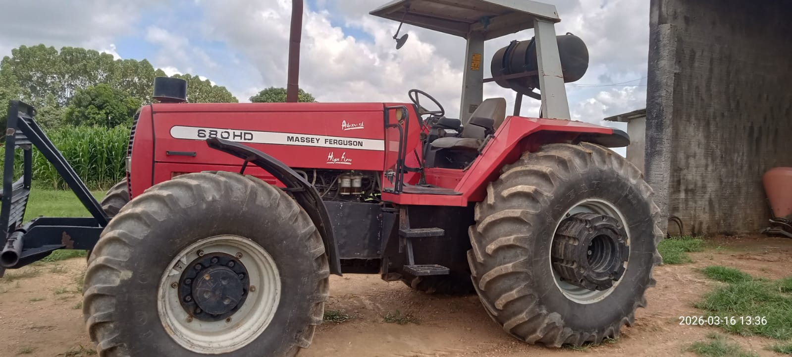 Massey Ferguson modelo 680 HD plataformado (1)