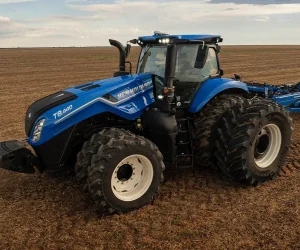 Trator_t8_plm_em_campo_verde_visto_latralmente_foco_no_modelo